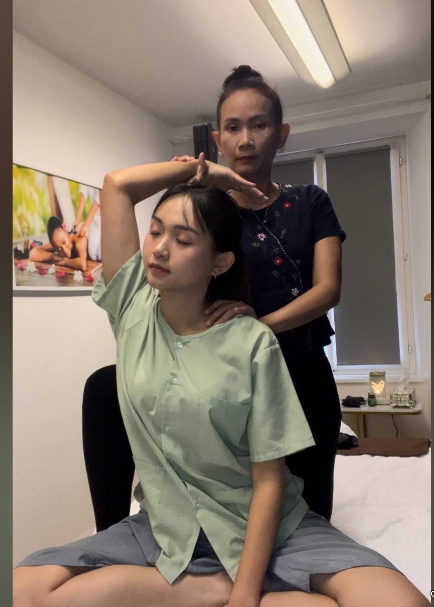 Traditionelle Thai-Massage bei Relax Spa Liestal – Nacken- und Schulterdehnung